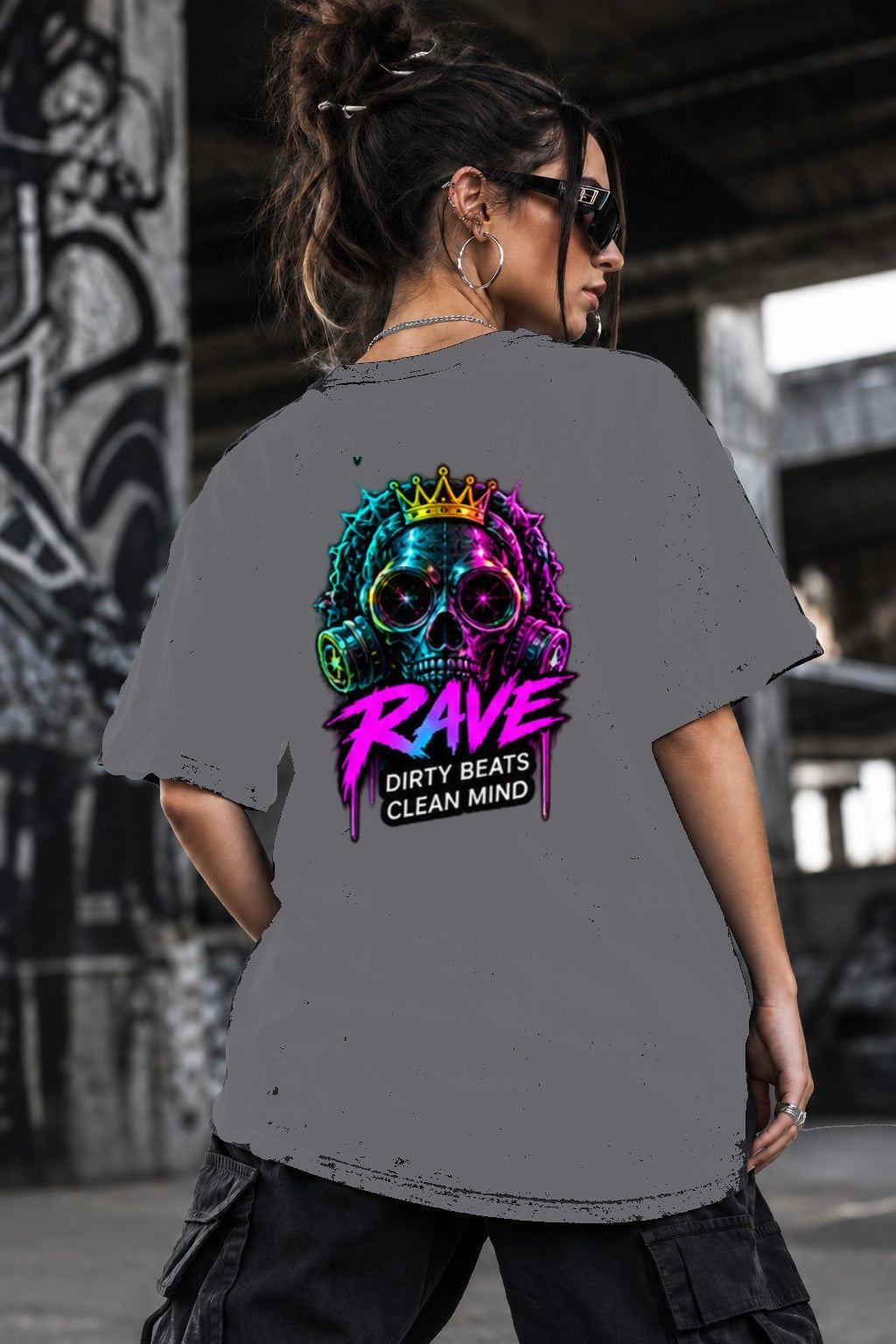 Neon Vibe Damen Oversized T-Shirt – Rave Skull Crown – DTF Backprint in Grau, Größe 5XL