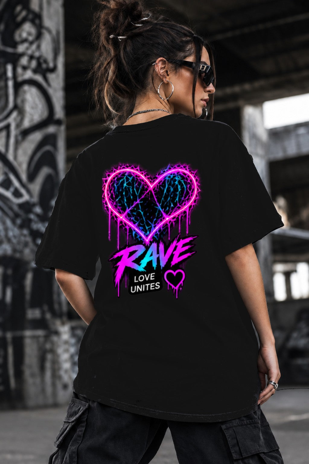 Neon Vibe Damen Oversized T-Shirt – Rave Heart – DTF Backprint in Schwarz, Größe 5XL