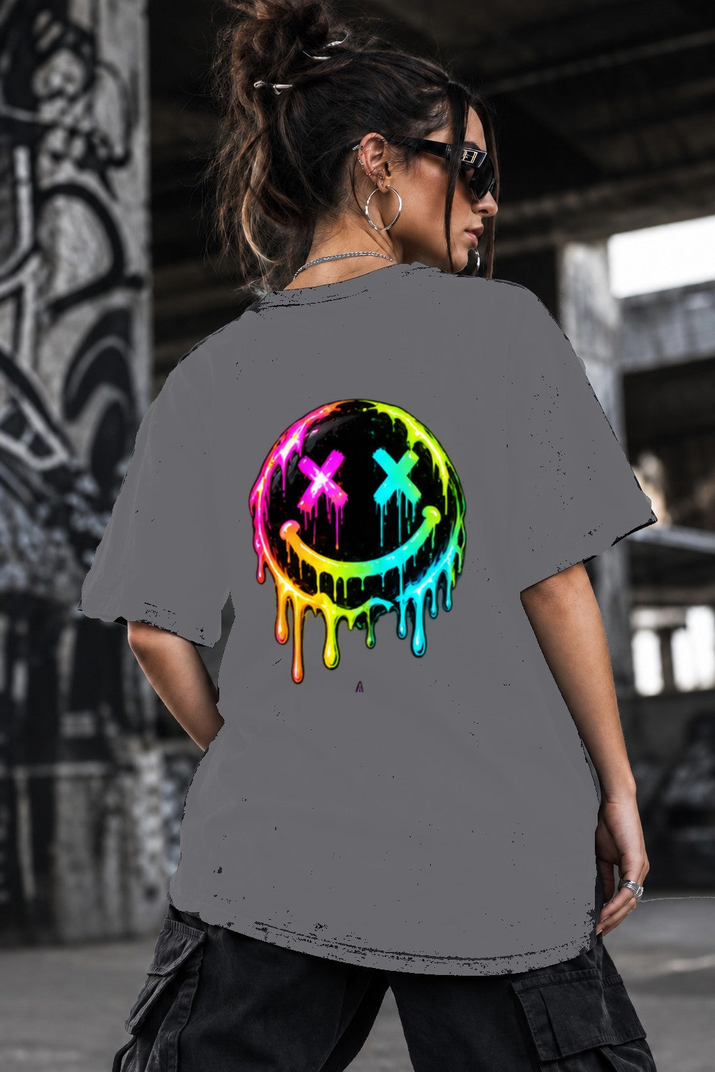 Neon Vibe Damen Oversized T-Shirt – Neon Smiley – DTF Backprint in Grau, Größe 5XL