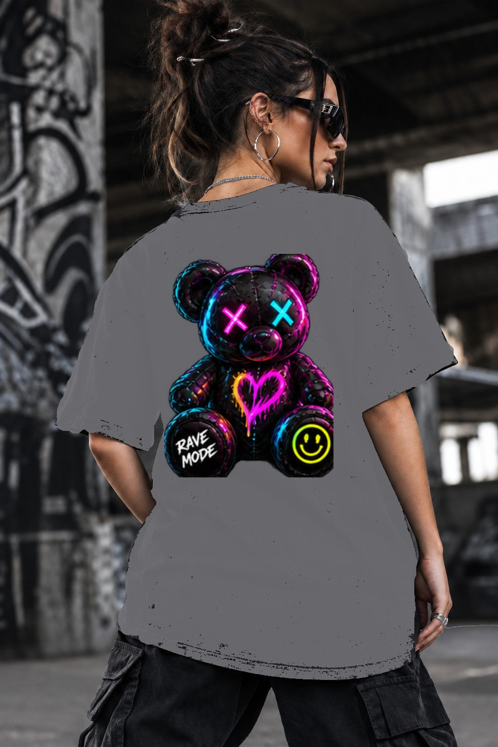Neon Vibe Damen Oversized T-Shirt – Rave Teddy – DTF Backprint in Grau, Größe 5XL