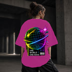 Neon Vibe Damen Oversized T-Shirt – Rave Globe – DTF Backprint in Pink, Größe 5XL