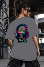 Neon Vibe Damen Oversized T-Shirt – Music Headphones – DTF Backprint in Grau, Größe 5XL