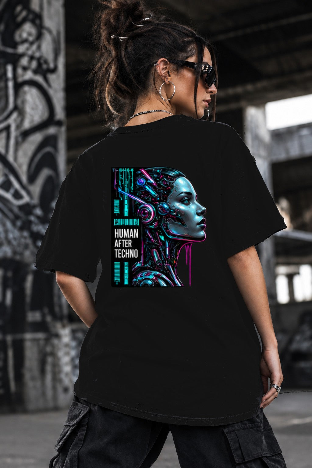 Neon Vibe Damen Oversized T-Shirt – Cyber Woman – DTF Backprint in Schwarz, Größe 5XL