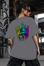 Neon Vibe Damen Oversized T-Shirt – Neon Crown – DTF Backprint in Grau, Größe 5XL