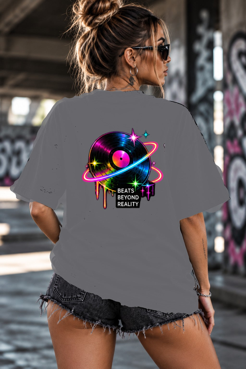 Neon Vibe Damen Oversized T-Shirt – Vinyl Planet – DTF Backprint in Grau, Größe 5XL