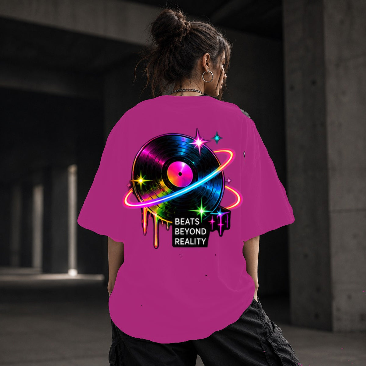 Neon Vibe Damen Oversized T-Shirt – Vinyl Planet – DTF Backprint in Pink, Größe 5XL