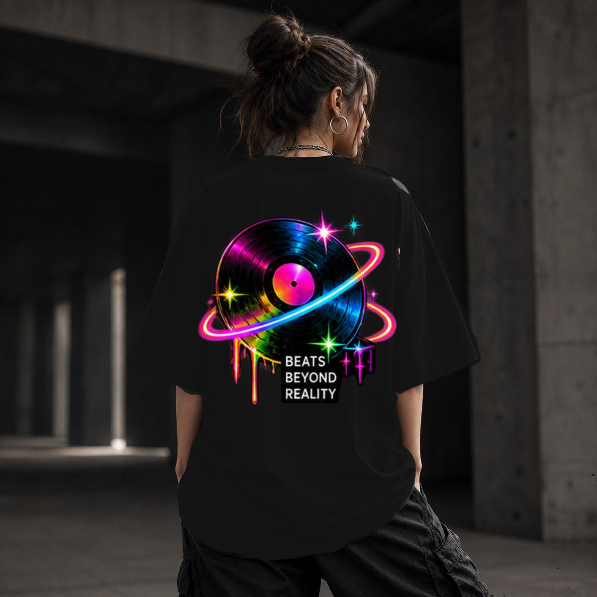 Neon Vibe Damen Oversized T-Shirt – Vinyl Planet – DTF Backprint in Schwarz, Größe 5XL