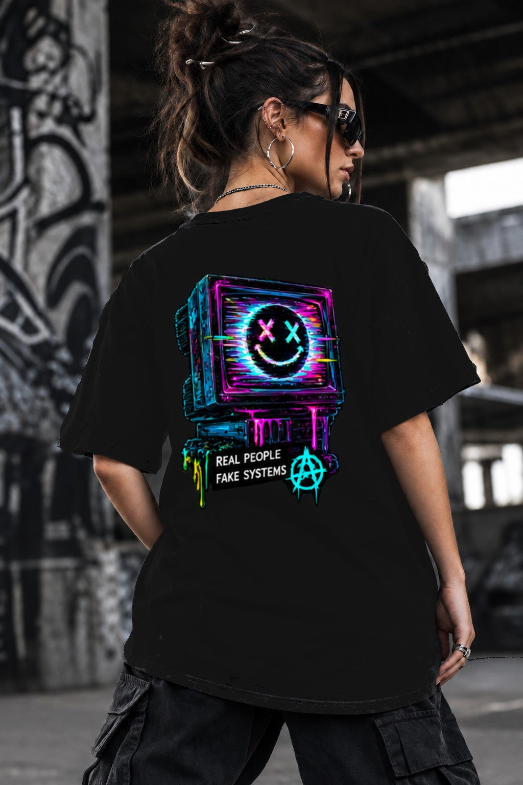 Neon Vibe Damen Oversized T-Shirt – TV Smiley – DTF Backprint in Schwarz, Größe 5XL