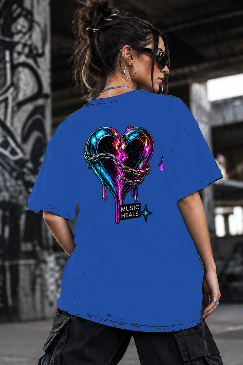 Neon Vibe Damen Oversized T-Shirt – Chained Broken Heart – DTF Backprint in Blau, Größe 5XL