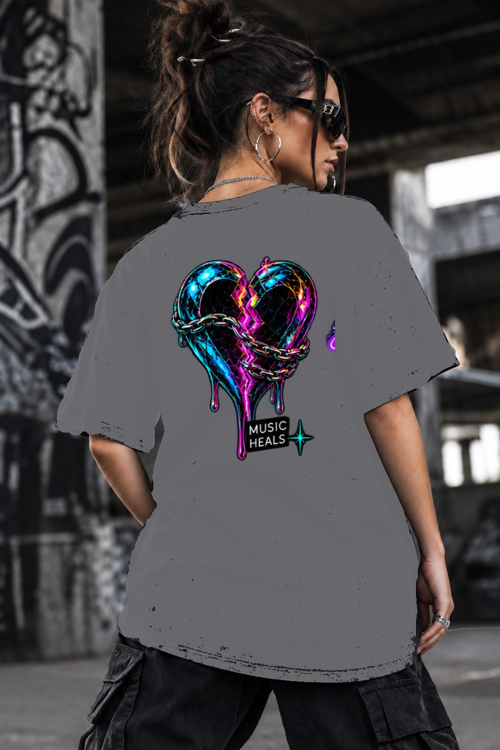 Neon Vibe Damen Oversized T-Shirt – Chained Broken Heart – DTF Backprint in Grau, Größe 5XL