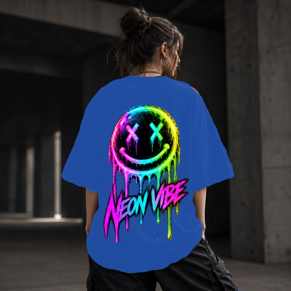 Neon Vibe Damen Oversized T-Shirt – Neon Smiley – DTF Backprint in Blau, Größe 5XL
