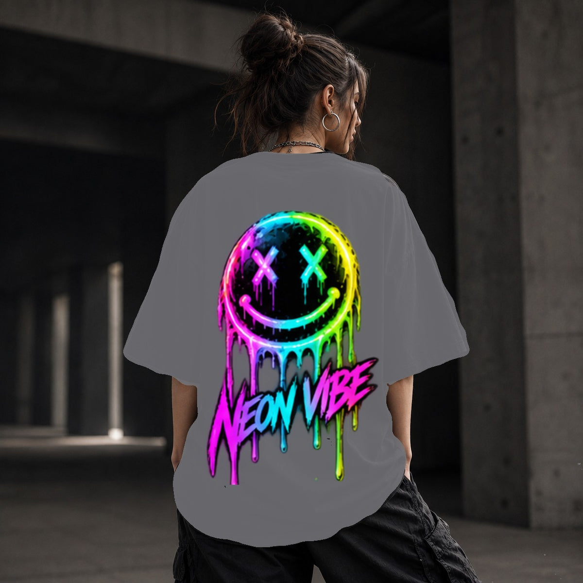 Neon Vibe Damen Oversized T-Shirt – Neon Smiley – DTF Backprint in Grau, Größe 5XL