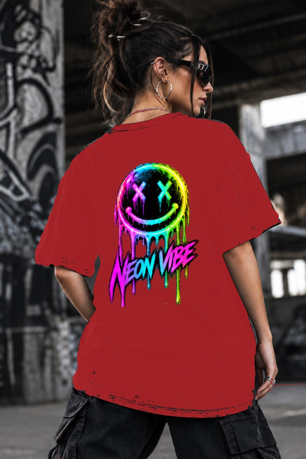 Neon Vibe Damen Oversized T-Shirt – Neon Smiley – DTF Backprint in Rot, Größe 5XL
