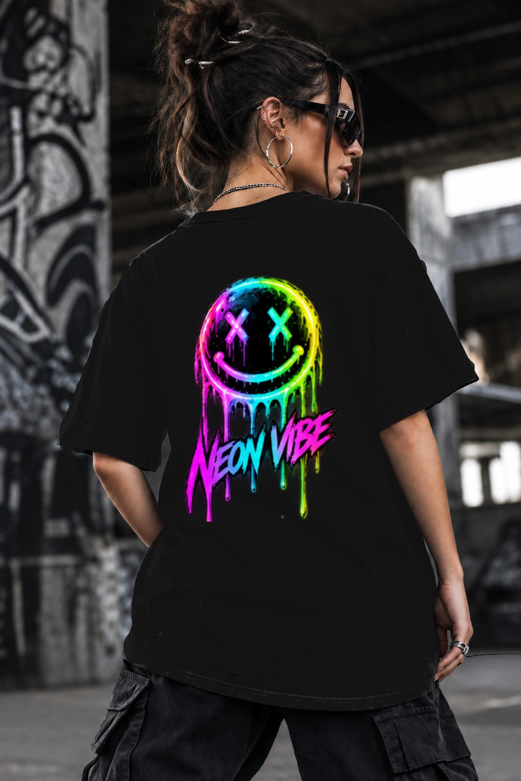 Neon Vibe Damen Oversized T-Shirt – Neon Smiley – DTF Backprint in Schwarz, Größe 5XL