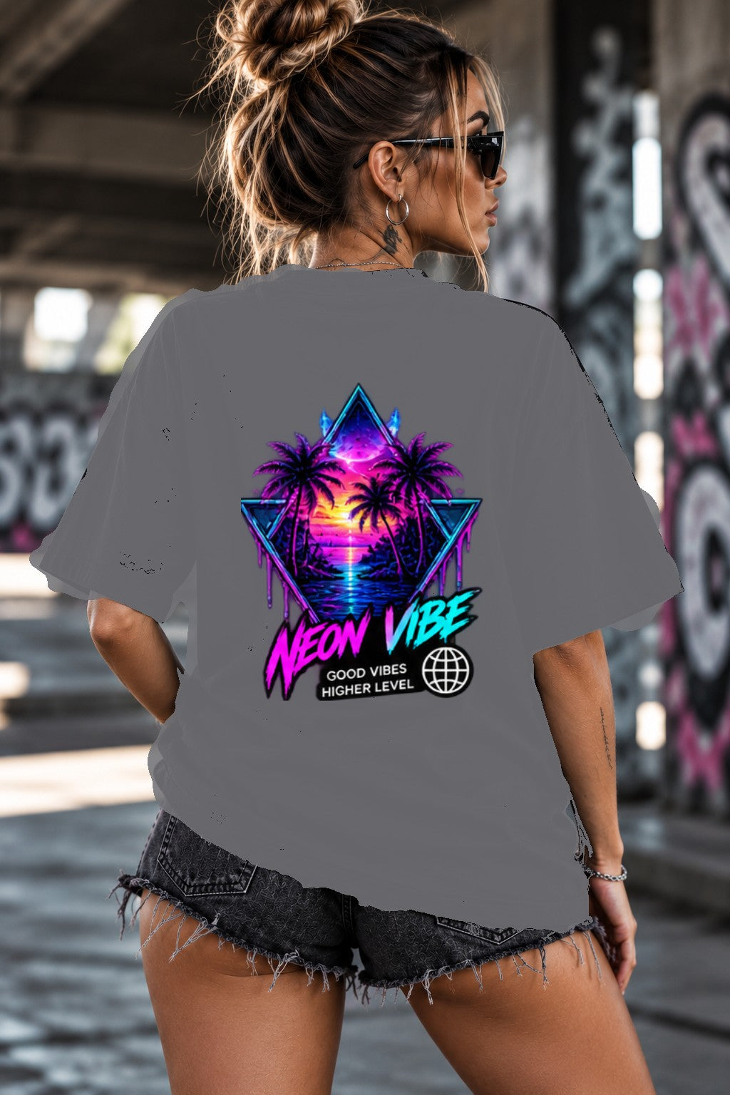 Neon Vibe Damen Oversized T-Shirt – Sunset Triangle – DTF Backprint in Grau, Größe 5XL
