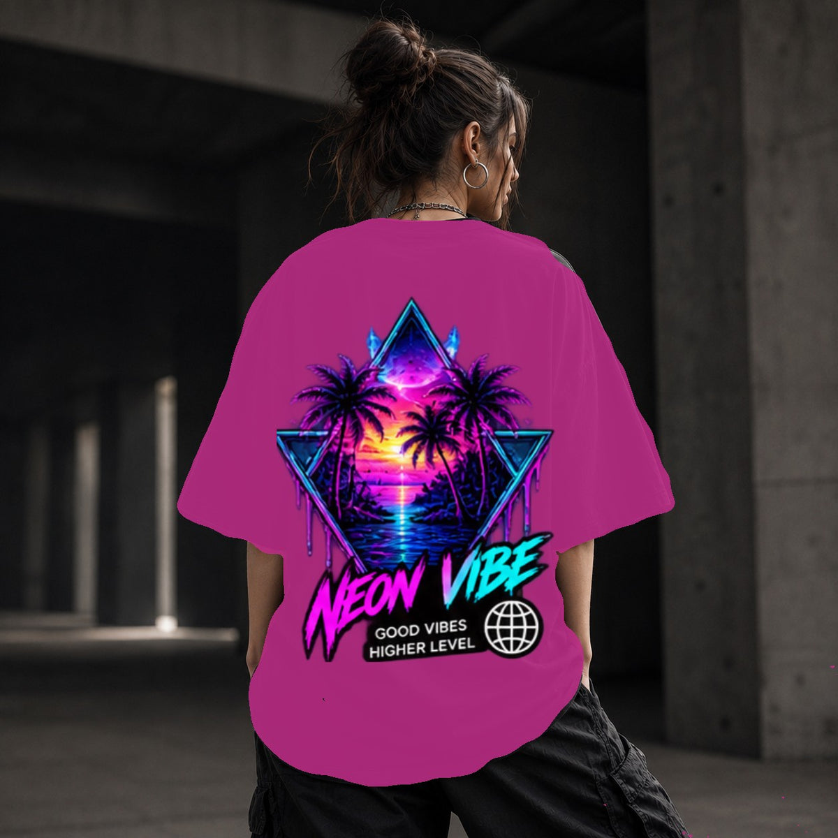 Neon Vibe Damen Oversized T-Shirt – Sunset Triangle – DTF Backprint in Pink, Größe 5XL