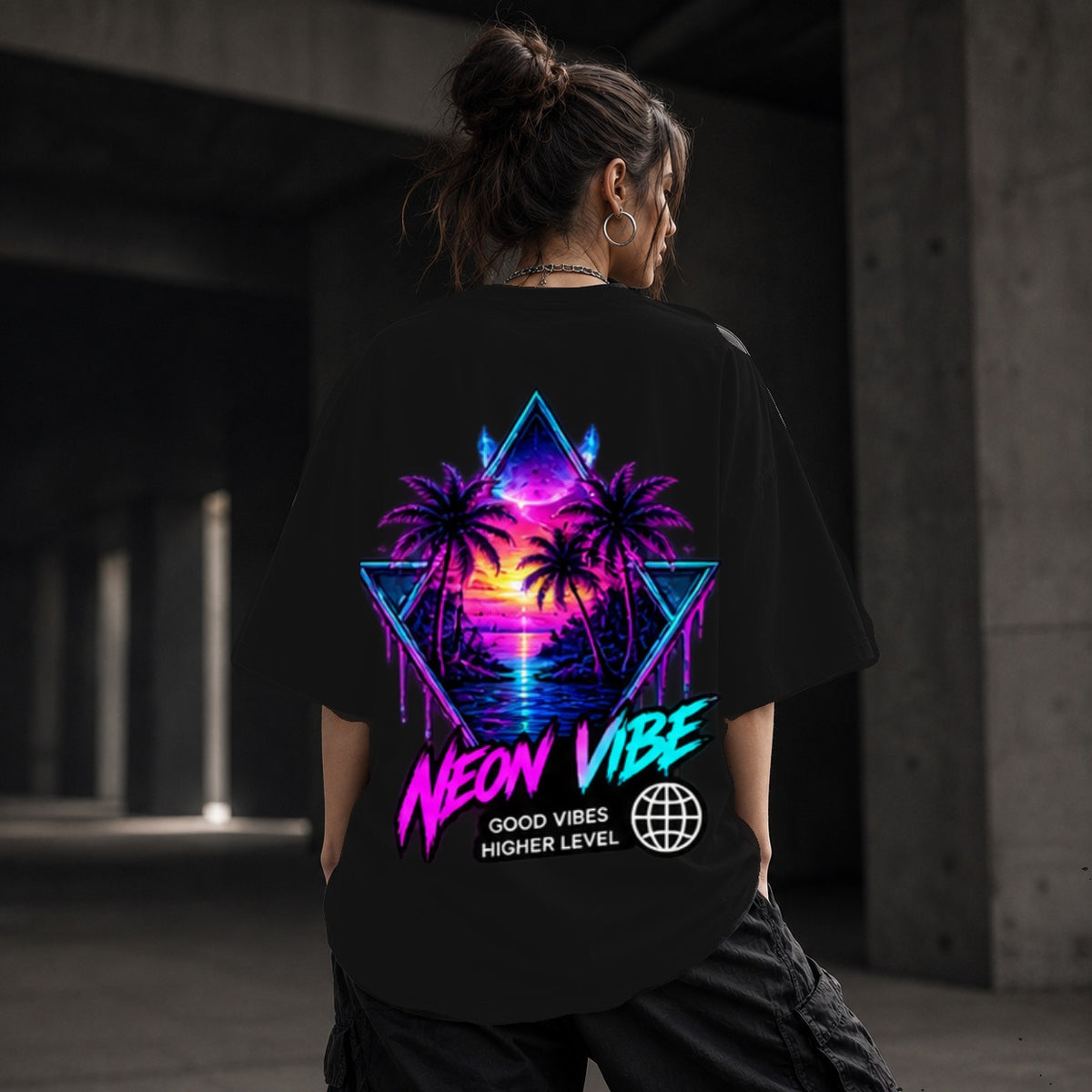 Neon Vibe Damen Oversized T-Shirt – Sunset Triangle – DTF Backprint in Schwarz, Größe 5XL