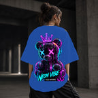 Neon Vibe Damen Oversized T-Shirt – Crowned Teddy – DTF Backprint in Blau, Größe 5XL