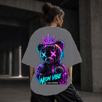 Neon Vibe Damen Oversized T-Shirt – Crowned Teddy – DTF Backprint in Grau, Größe 5XL