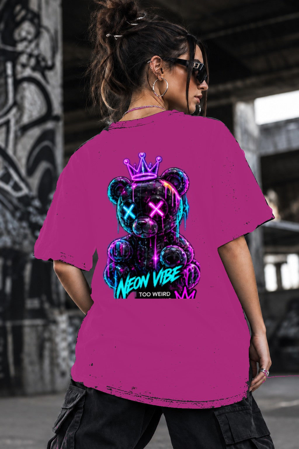 Neon Vibe Damen Oversized T-Shirt – Crowned Teddy – DTF Backprint in Pink, Größe 5XL