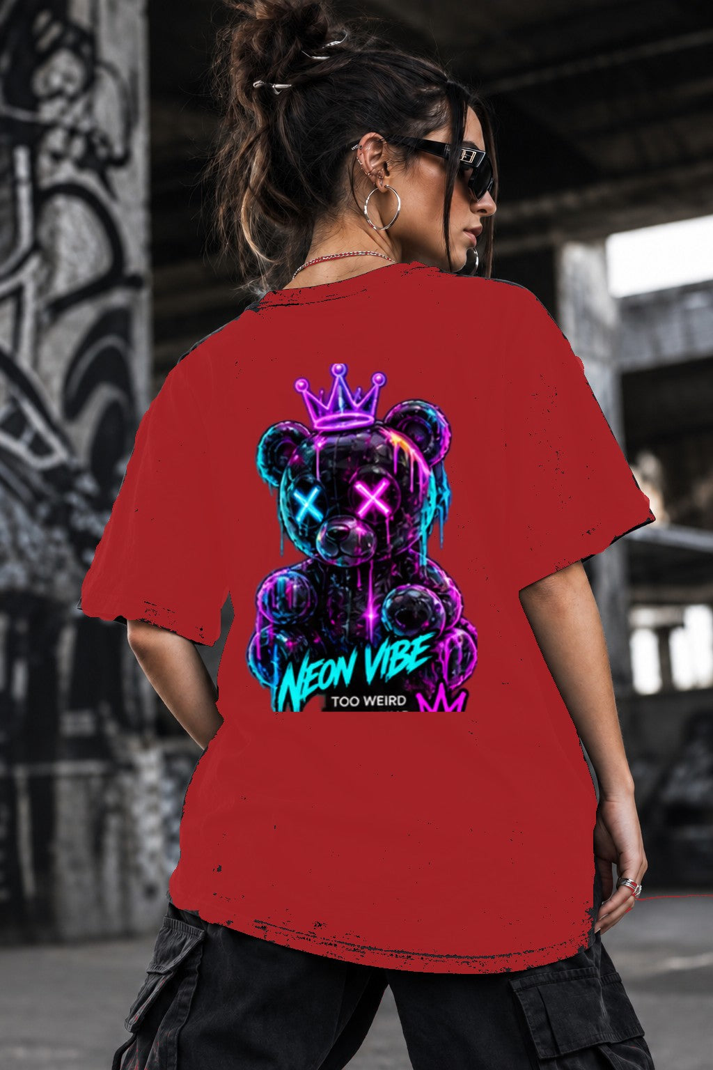 Neon Vibe Damen Oversized T-Shirt – Crowned Teddy – DTF Backprint in Rot, Größe 5XL