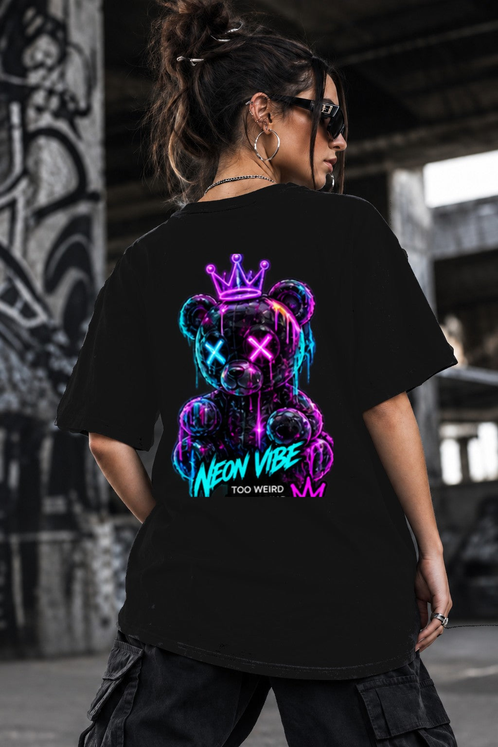 Neon Vibe Damen Oversized T-Shirt – Crowned Teddy – DTF Backprint in Schwarz, Größe 5XL