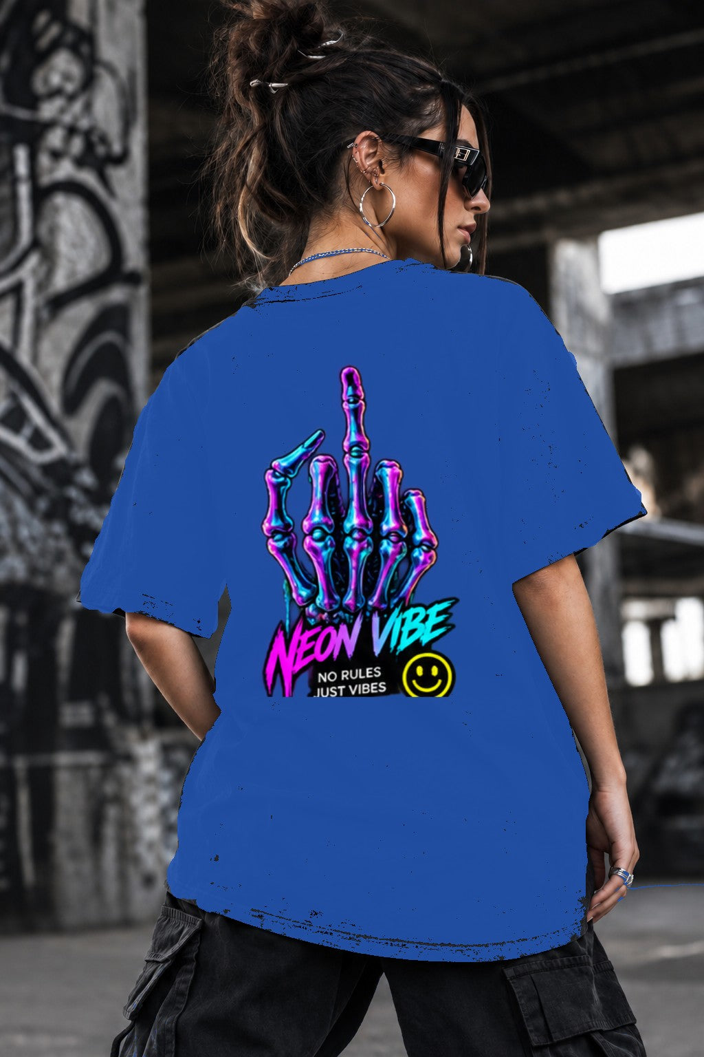 Neon Vibe Damen Oversized T-Shirt – Skeletal Peace Hand – DTF Backprint in Blau, Größe 5XL