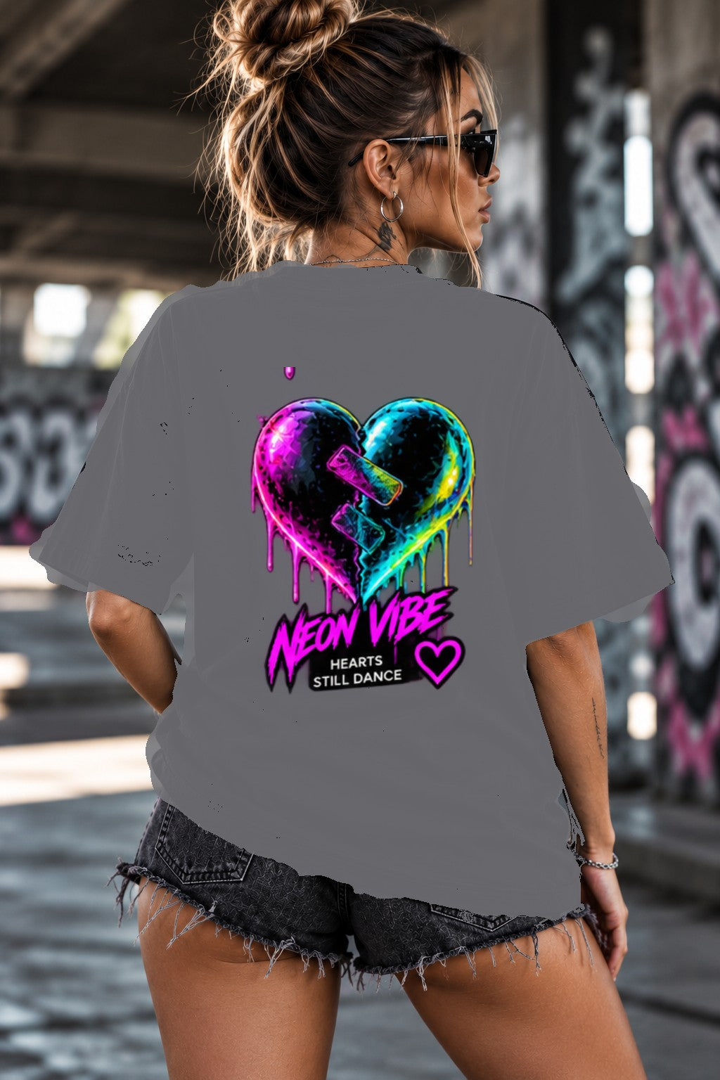 Neon Vibe Damen Oversized T-Shirt – Broken Neon Heart – DTF Backprint in Grau, Größe 5XL