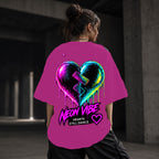 Neon Vibe Damen Oversized T-Shirt – Broken Neon Heart – DTF Backprint in Pink, Größe 5XL