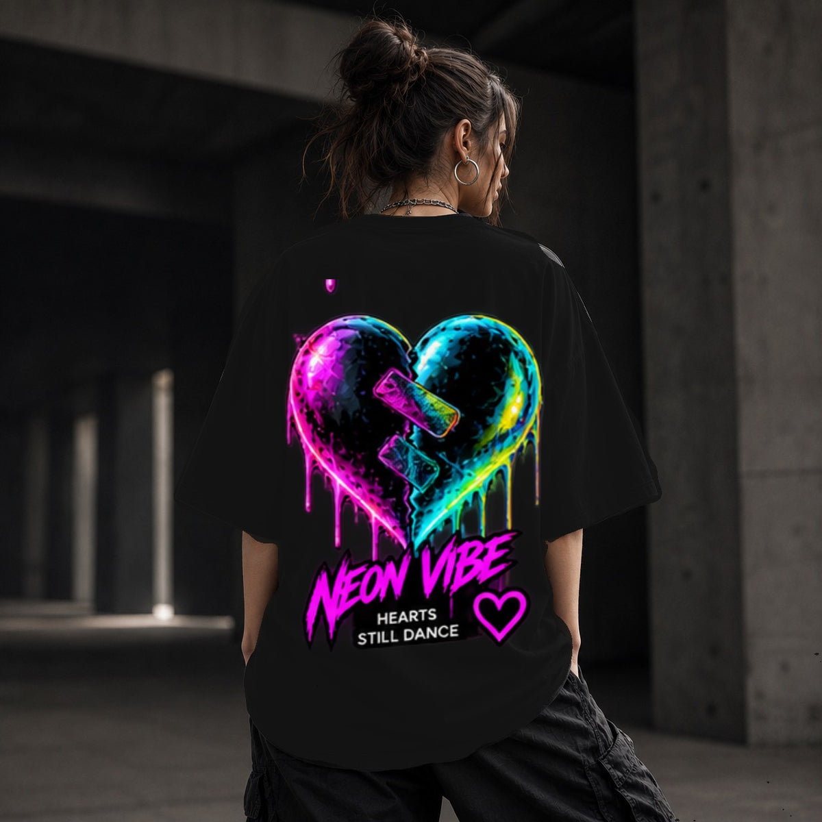Neon Vibe Damen Oversized T-Shirt – Broken Neon Heart – DTF Backprint in Schwarz, Größe 5XL