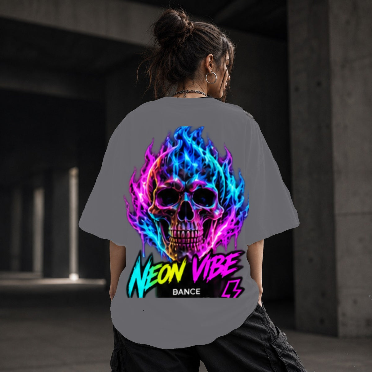 Neon Vibe Damen Oversized T-Shirt – Fire Skull – DTF Backprint in Grau, Größe 5XL