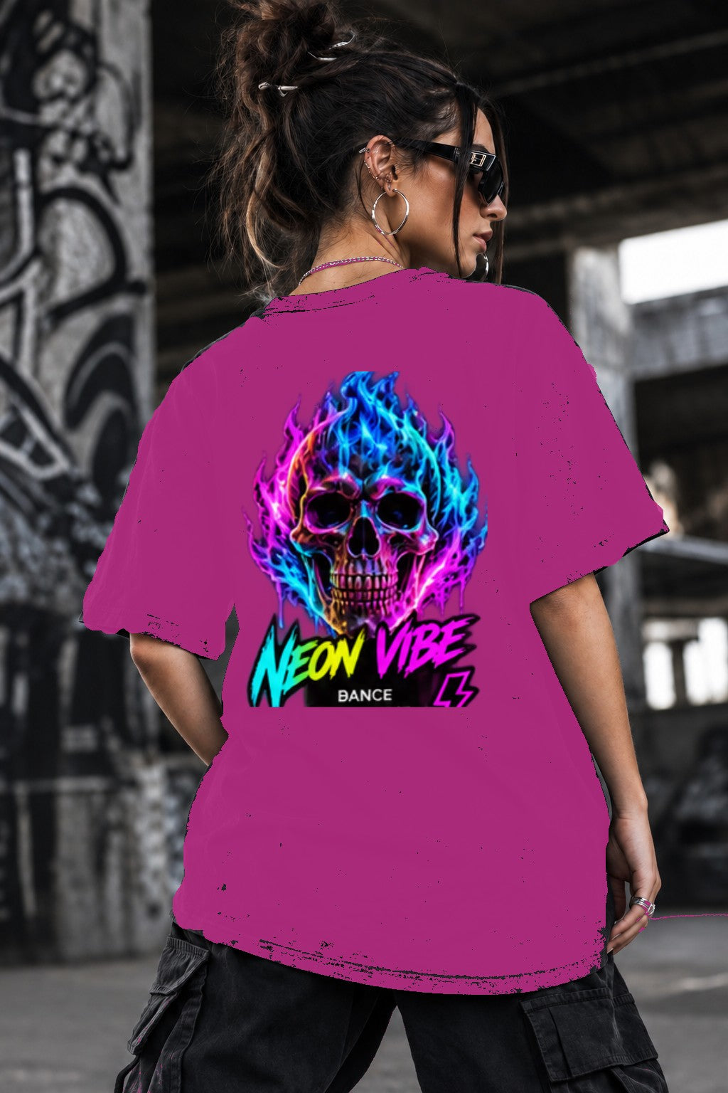 Neon Vibe Damen Oversized T-Shirt – Fire Skull – DTF Backprint in Pink, Größe 5XL
