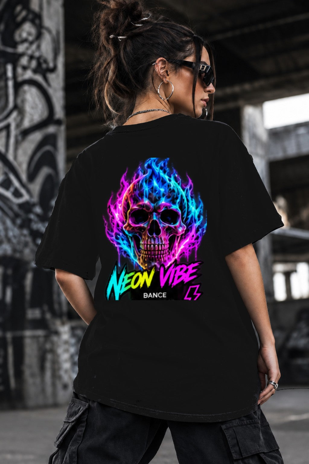 Neon Vibe Damen Oversized T-Shirt – Fire Skull – DTF Backprint in Schwarz, Größe 5XL