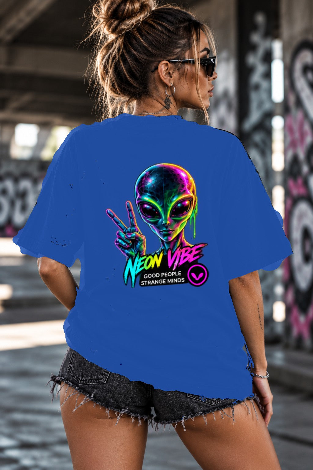 Neon Vibe Damen Oversized T-Shirt – Neon Alien – DTF Backprint in Blau, Größe 5XL