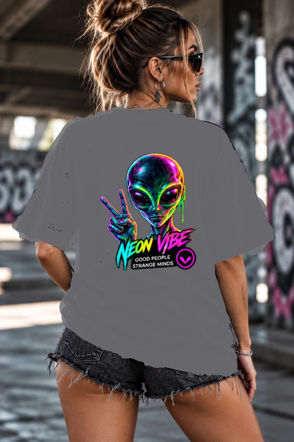 Neon Vibe Damen Oversized T-Shirt – Neon Alien – DTF Backprint in Grau, Größe 5XL