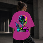 Neon Vibe Damen Oversized T-Shirt – Neon Alien – DTF Backprint in Pink, Größe 5XL
