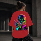 Neon Vibe Damen Oversized T-Shirt – Neon Alien – DTF Backprint in Rot, Größe 5XL