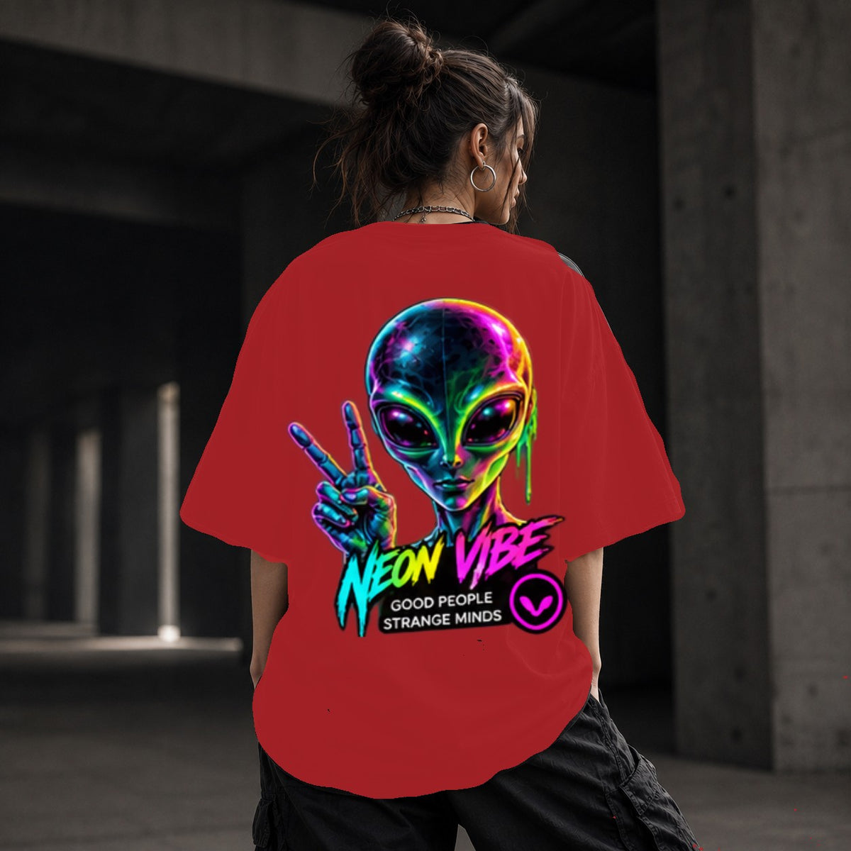 Neon Vibe Damen Oversized T-Shirt – Neon Alien – DTF Backprint in Rot, Größe 5XL