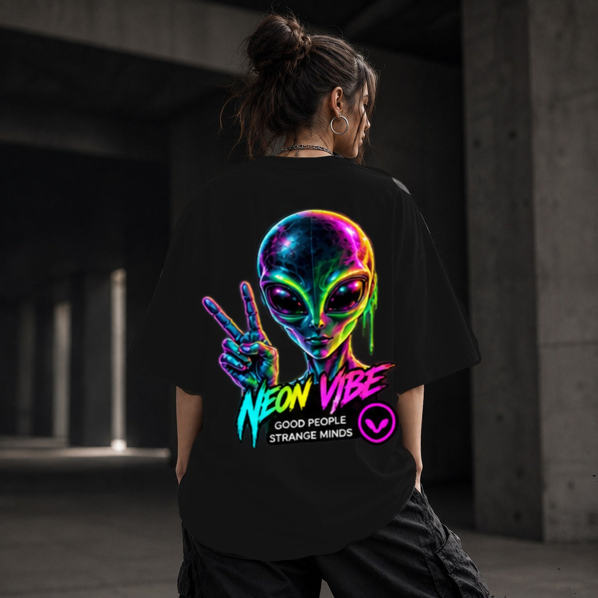 Neon Vibe Damen Oversized T-Shirt – Neon Alien – DTF Backprint in Schwarz, Größe 5XL