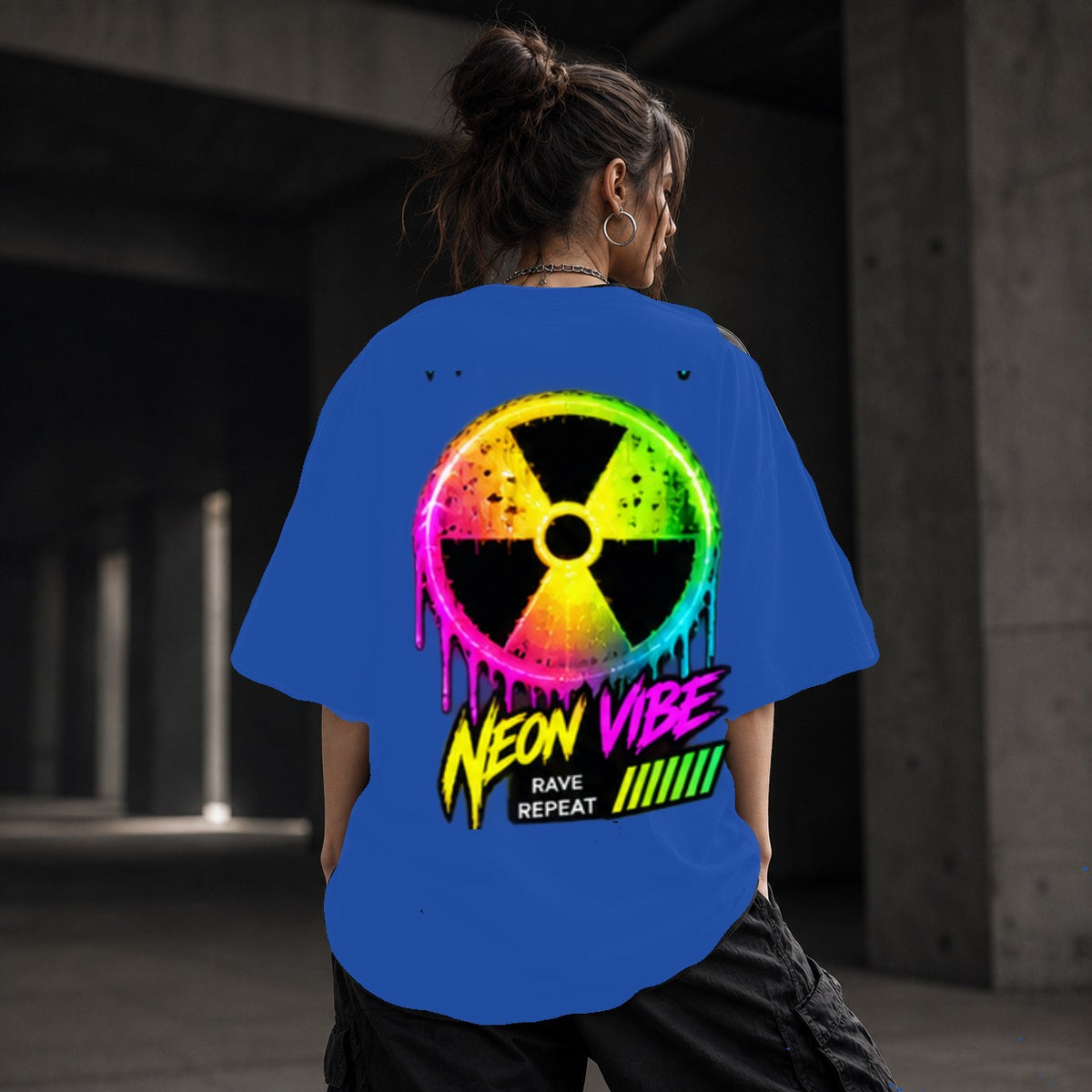 Neon Vibe Damen Oversized T-Shirt – Nuclear Symbol – DTF Backprint in Blau, Größe 5XL