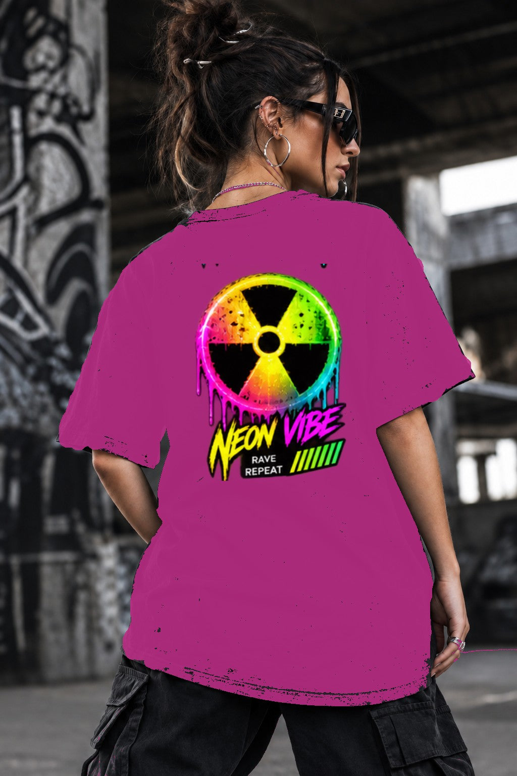 Neon Vibe Damen Oversized T-Shirt – Nuclear Symbol – DTF Backprint in Pink, Größe 5XL