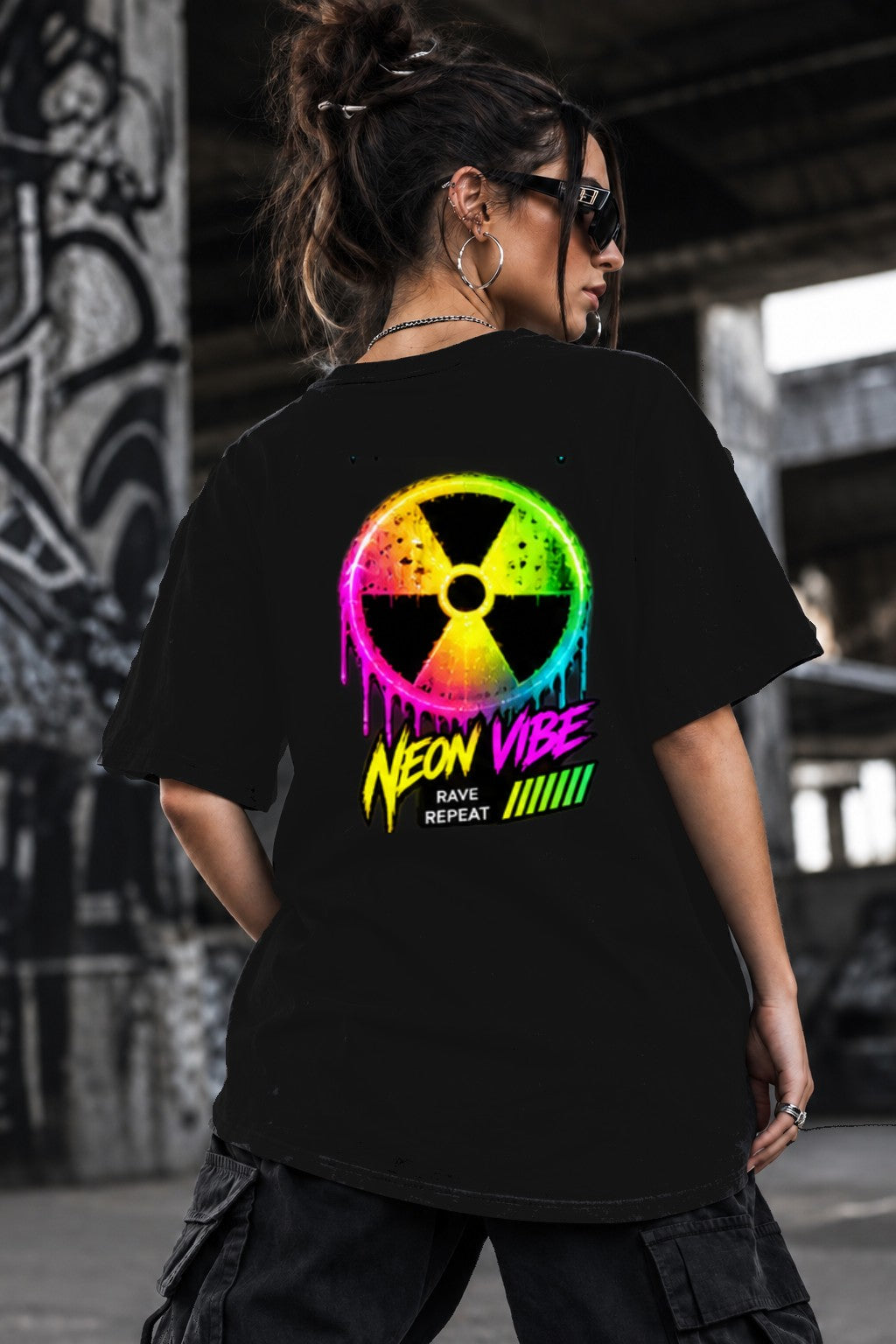 Neon Vibe Damen Oversized T-Shirt – Nuclear Symbol – DTF Backprint in Schwarz, Größe 5XL