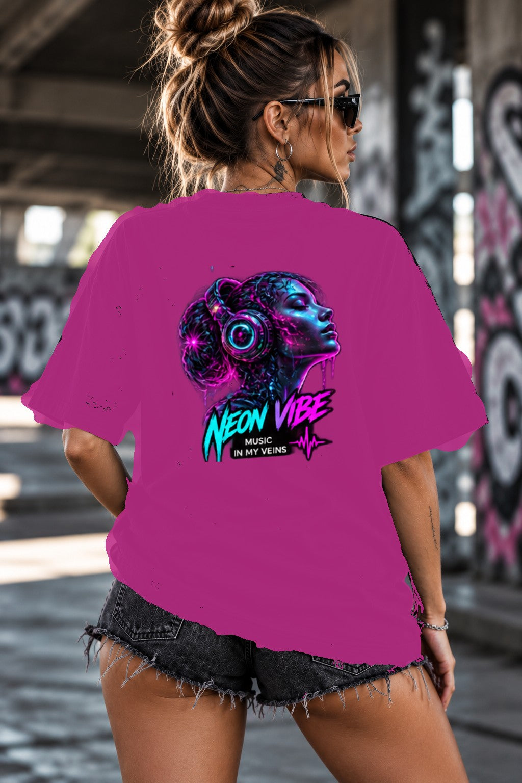 Neon Vibe Damen Oversized T-Shirt – Headphone Woman – DTF Backprint in Pink, Größe 5XL