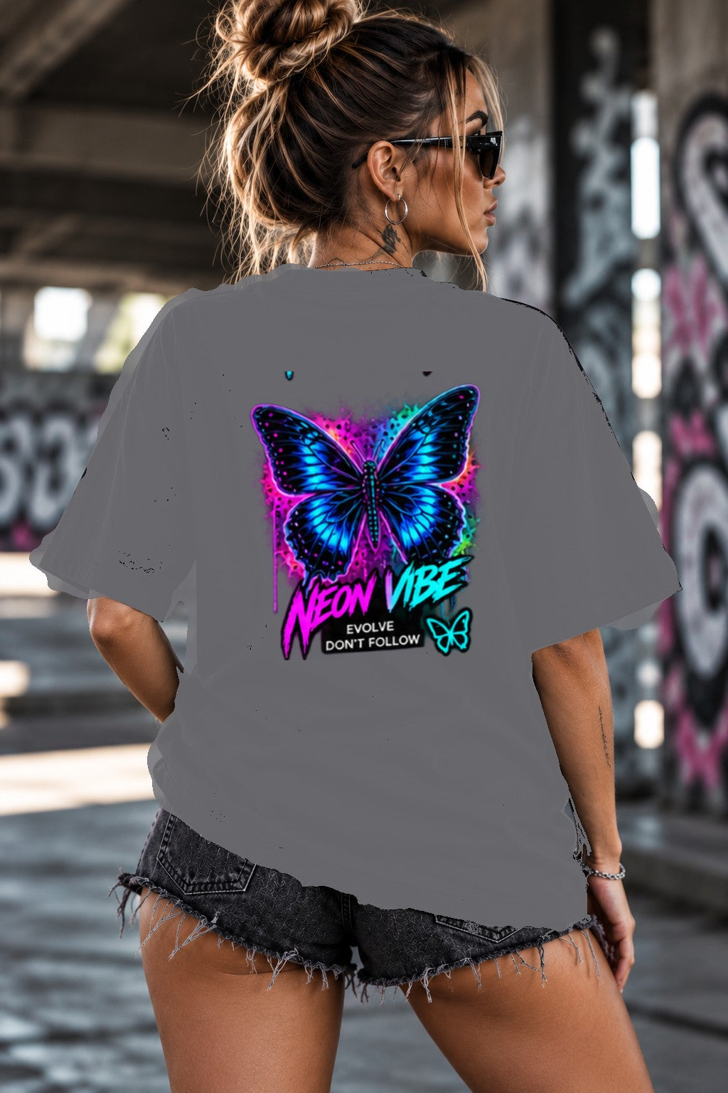 Neon Vibe Damen Oversized T-Shirt – Neon Butterfly – DTF Backprint in Grau, Größe 5XL