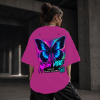 Neon Vibe Damen Oversized T-Shirt – Neon Butterfly – DTF Backprint in Pink, Größe 5XL