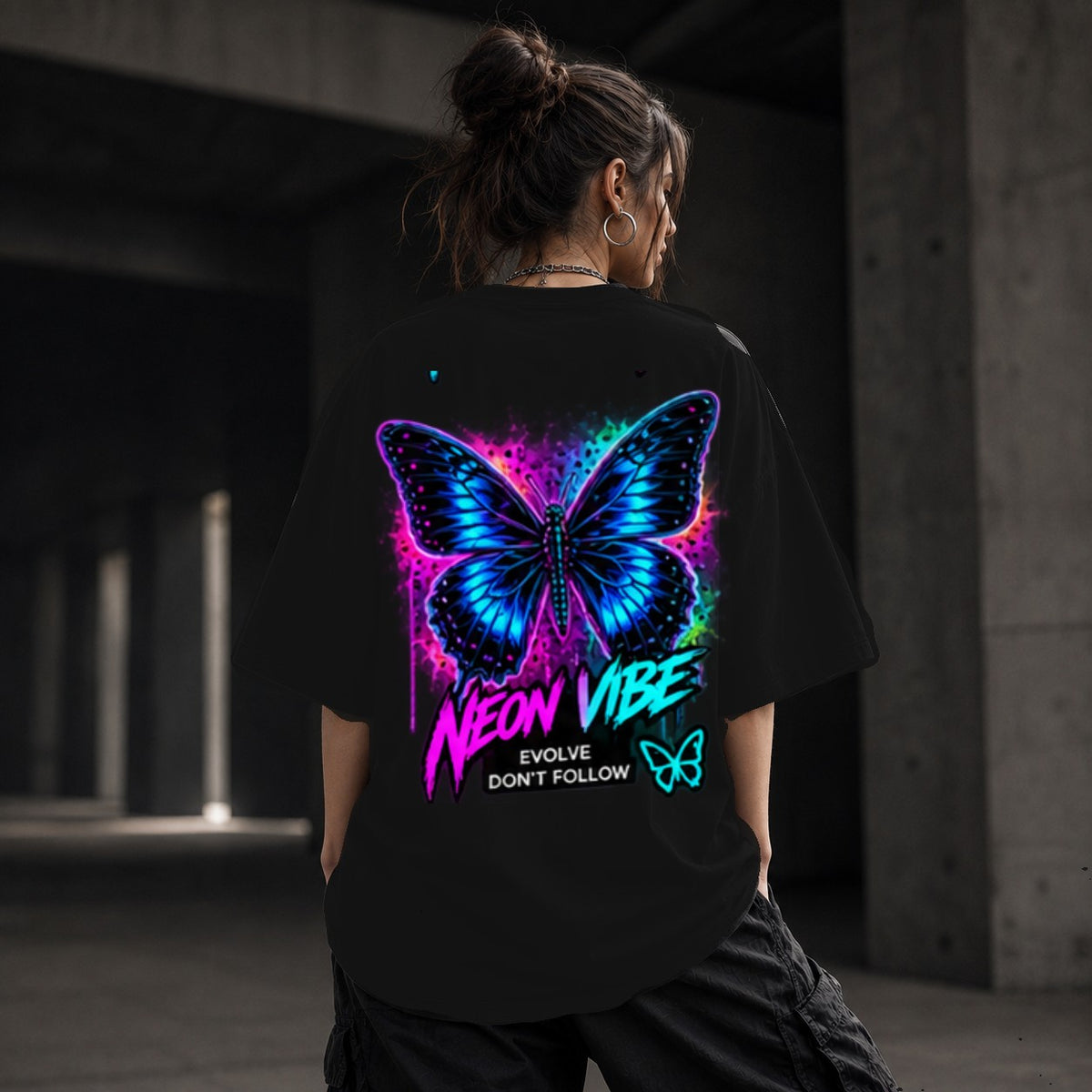Neon Vibe Damen Oversized T-Shirt – Neon Butterfly – DTF Backprint in Schwarz, Größe 5XL
