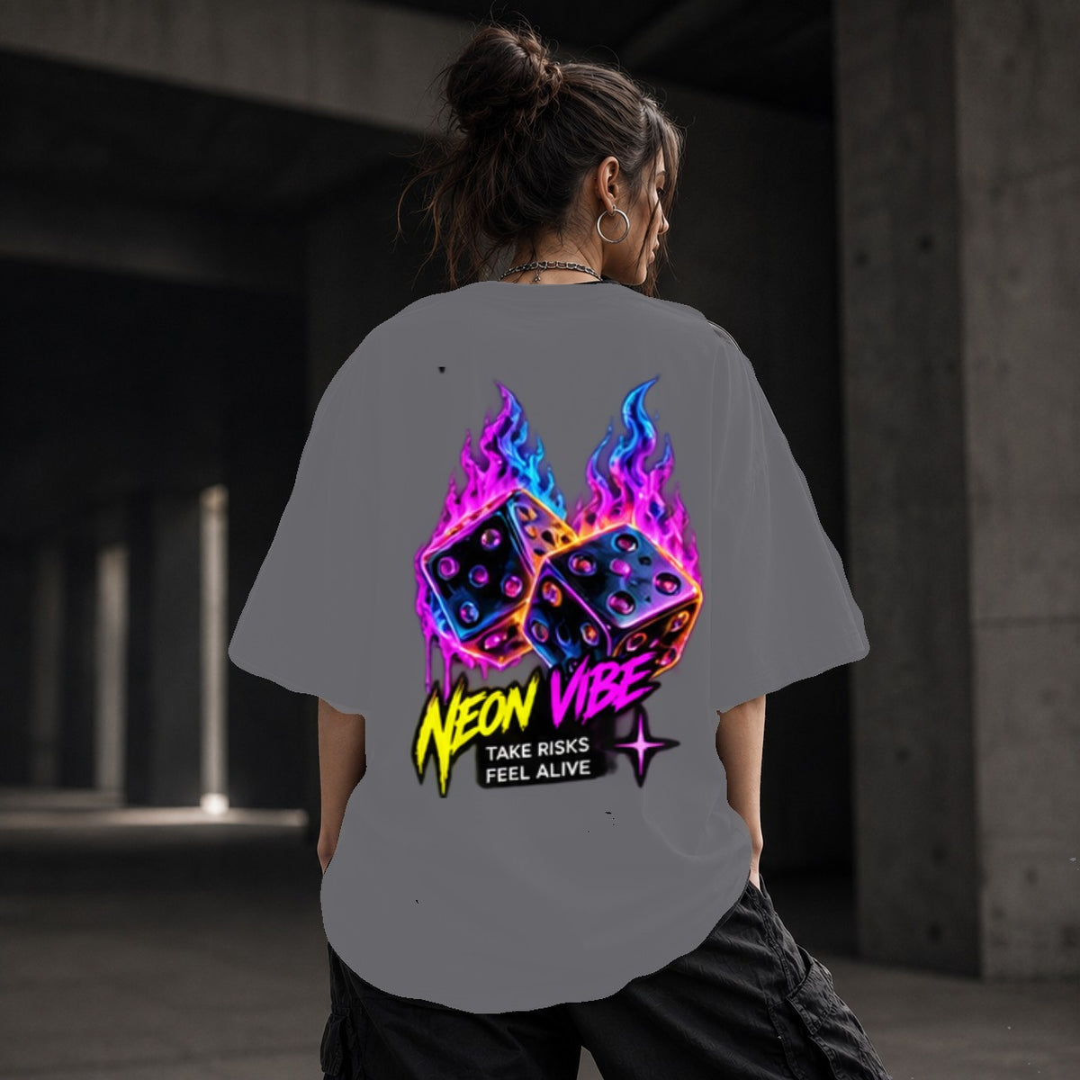 Neon Vibe Damen Oversized T-Shirt – Neon Dice – DTF Backprint in Grau, Größe 5XL