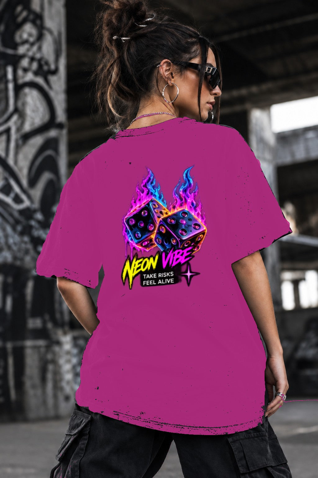Neon Vibe Damen Oversized T-Shirt – Neon Dice – DTF Backprint in Pink, Größe 5XL