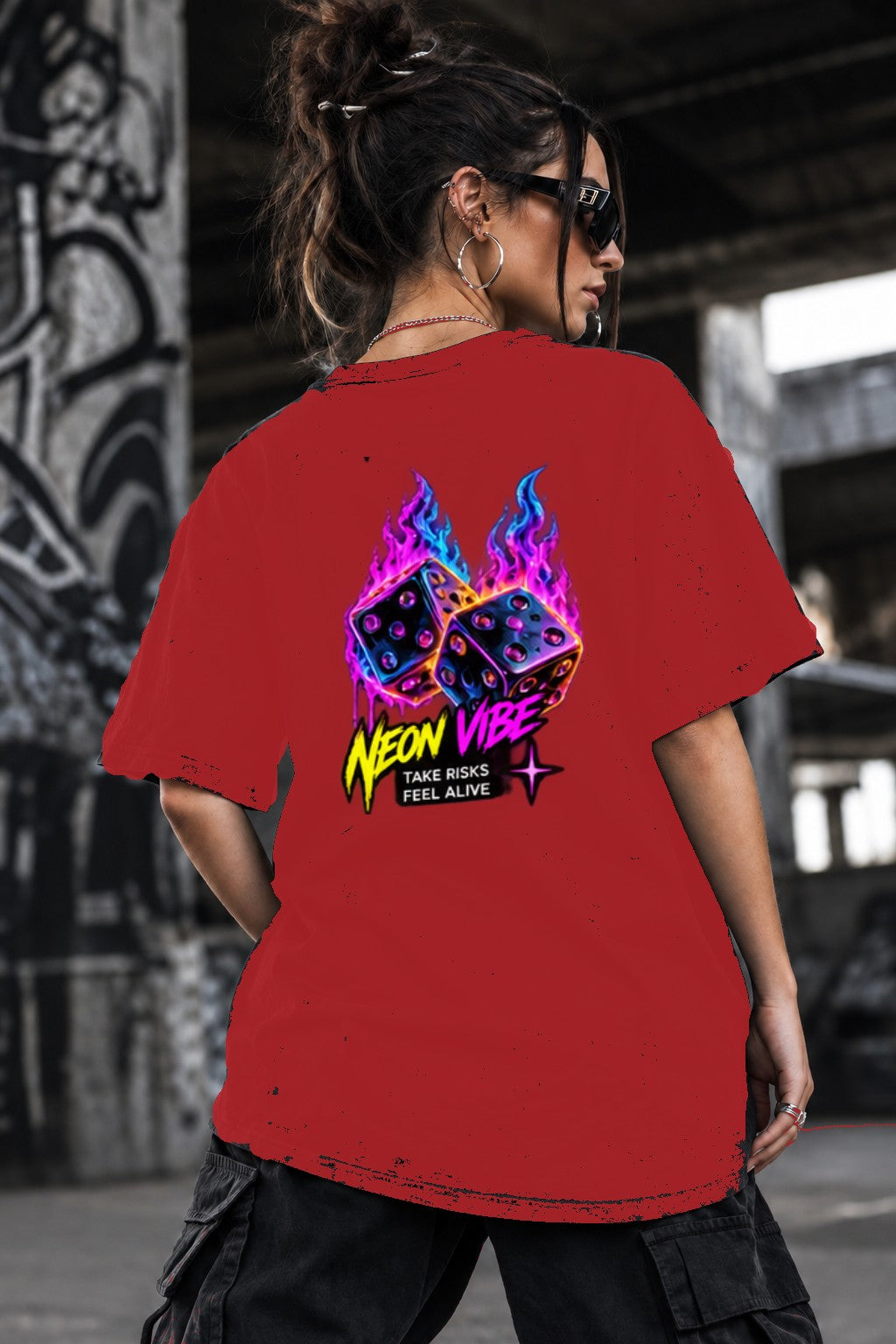 Neon Vibe Damen Oversized T-Shirt – Neon Dice – DTF Backprint in Rot, Größe 5XL