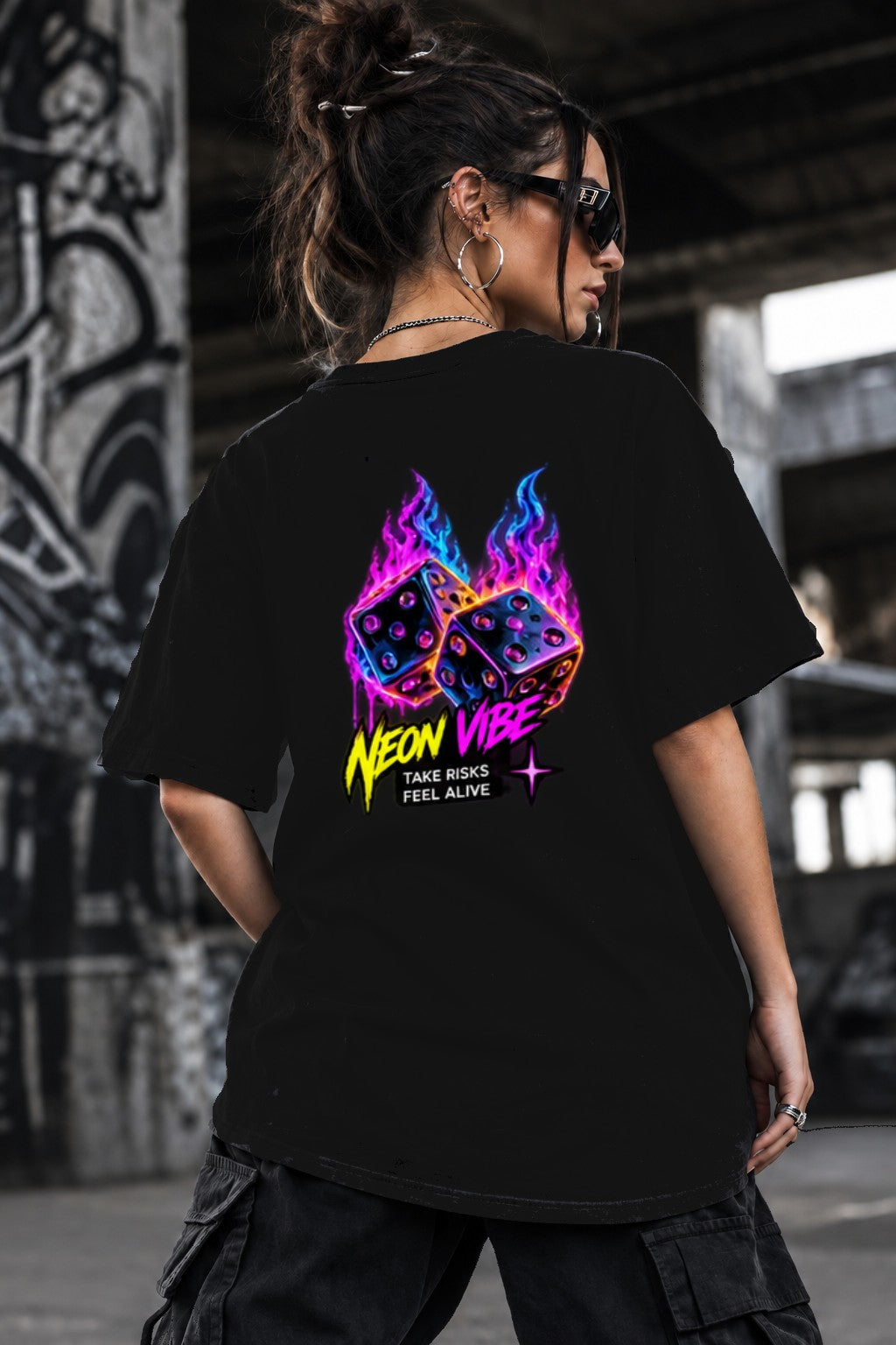 Neon Vibe Damen Oversized T-Shirt – Neon Dice – DTF Backprint in Schwarz, Größe 5XL
